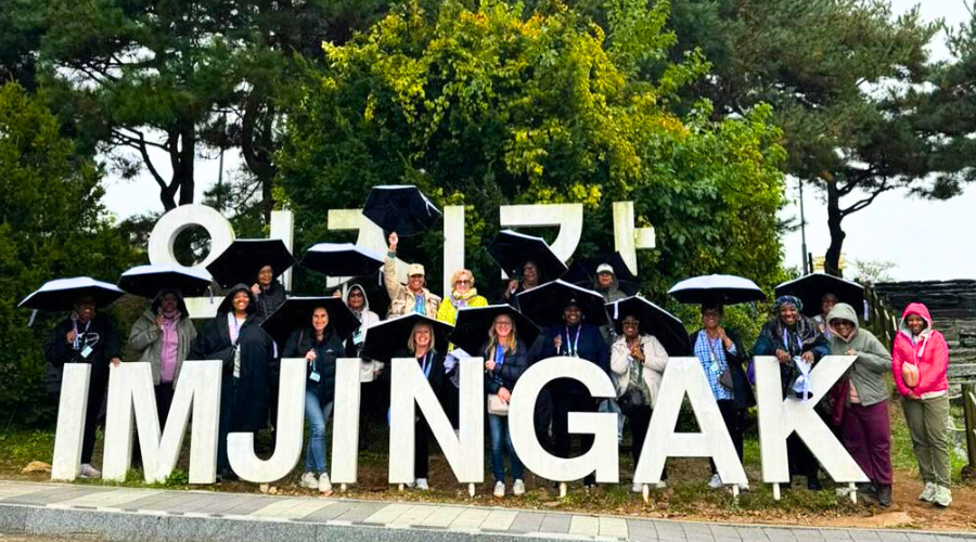 Group photo at Imjingak Park